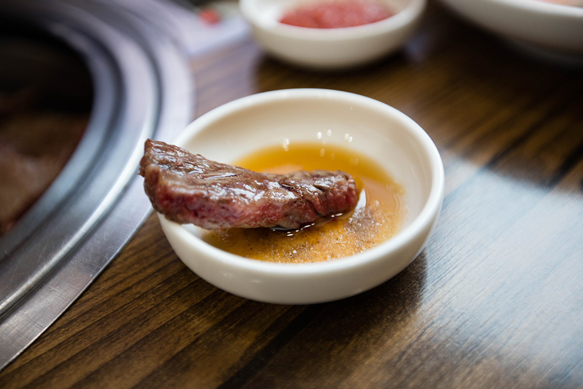 기름장에 올려진 고기