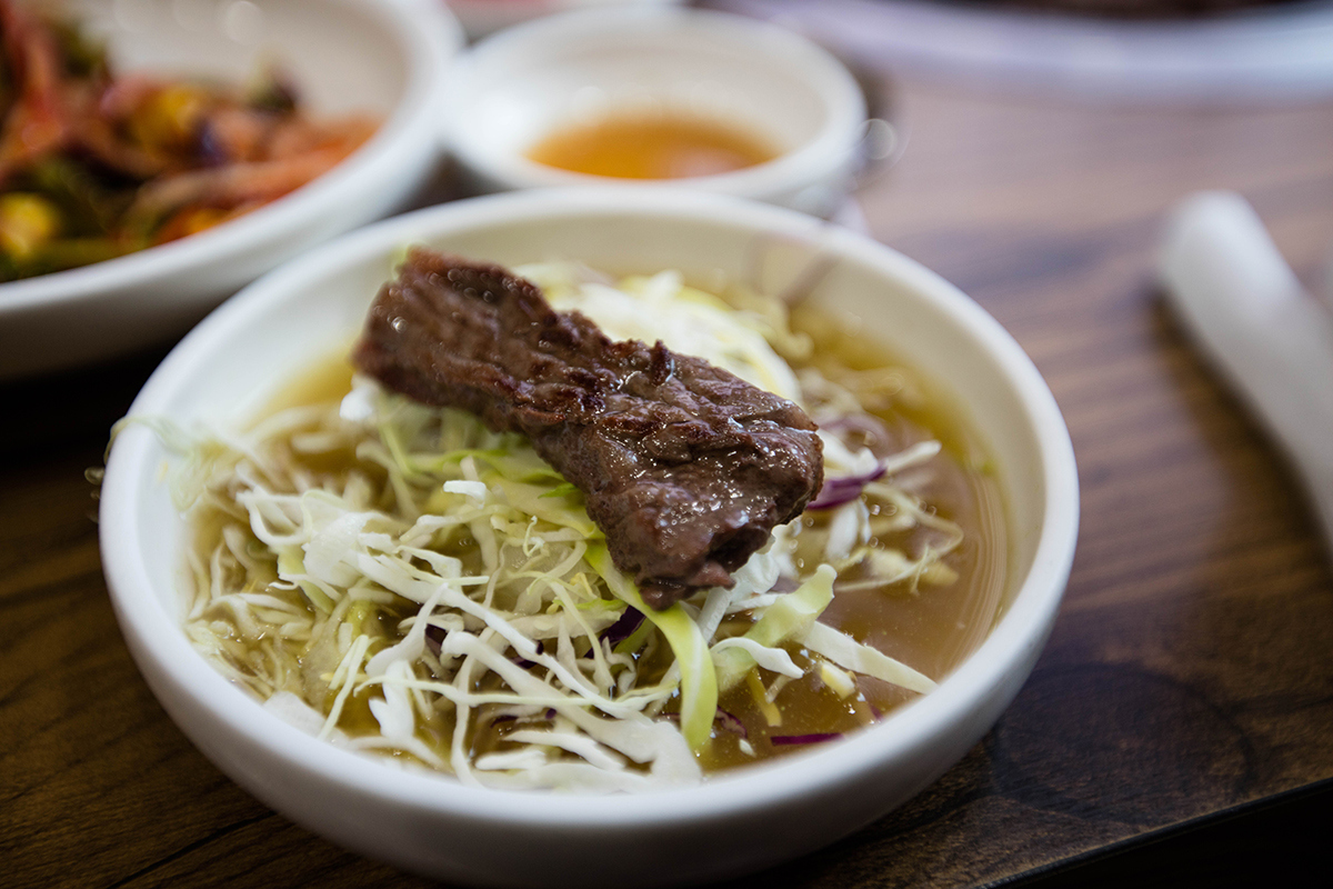 야채위에 고기 한점