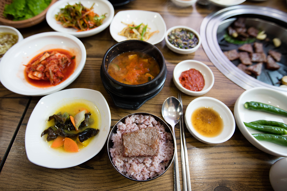 기름장에 올려진 고기