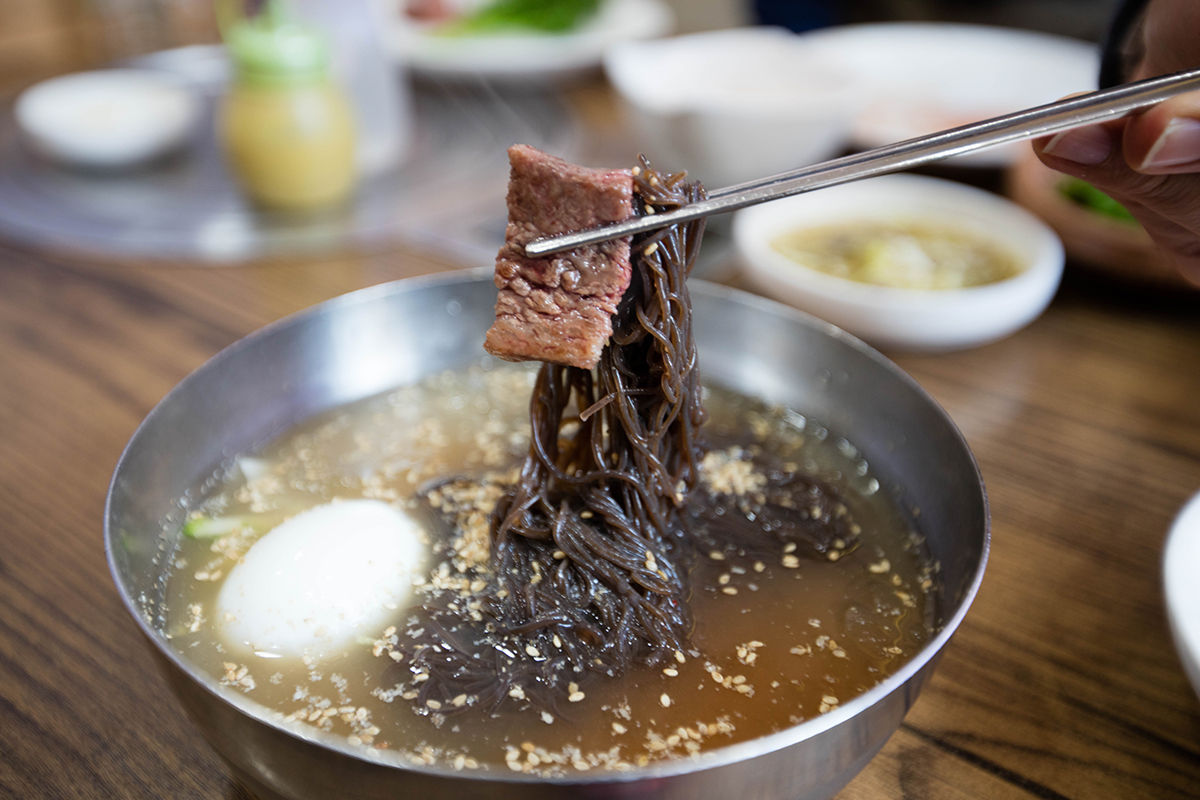 야채위에 고기 한점