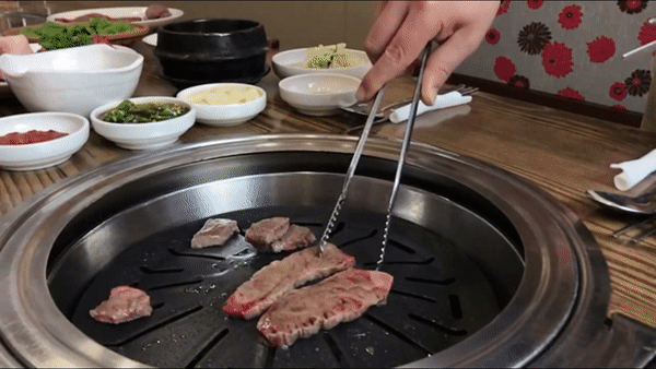 고기를 자르는 움짤